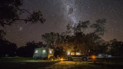 Ein Wohnwagen im Outback unter dem Sternenhimmel Australiens.